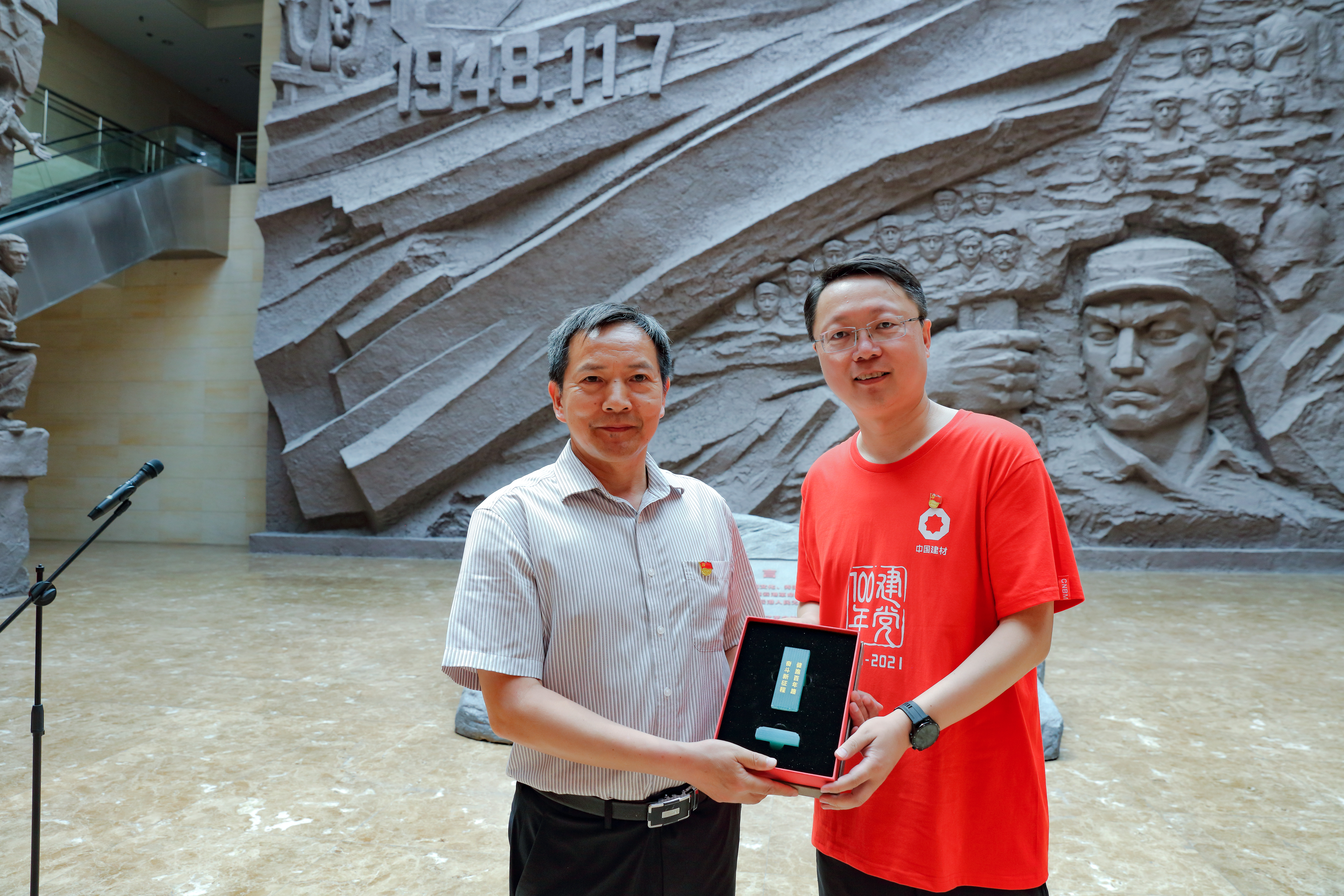 202106211653211624265601518727.jpg 3.南洋向館長贈送新材料印章.jpg